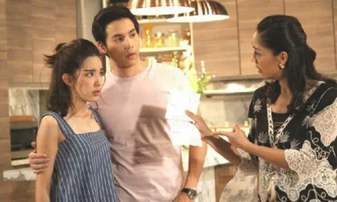 Đang tân hôn với chồng trên giường, thấy tiếng rúc rích phía dưới, tôi cúi xuống kiểm tra thì hết hồn