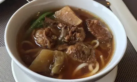 Hai cha con cùng vào quán ăn bún bò, cuộc đối thoại sau đó khiến chủ quán lo lắng cho tương lai đứa trẻ
