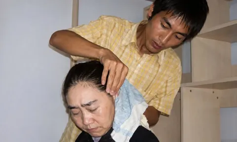 Bố mất mẹ bị tâm thần, nam sinh cõng mẹ đi học Đại học, từ chối lương 2 tỷ về quê và cái kết