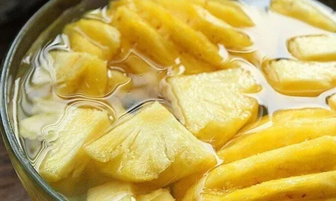 Dứa gọt xong đừng có ăn ngay, cho vào ngâm cùng thứ này đảm bảo không bị rát lưỡi lại còn ngọt hơn