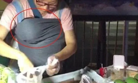 Thấy người phụ nữ bán hàng đeo túi trước ngực, khách tò mò nhìn vào rồi đồng loạt ghé mua nườm nượp