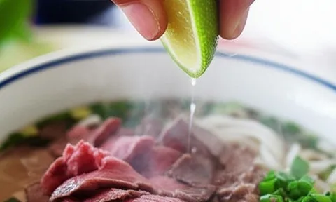 Vắt chanh khi ăn phở không chỉ giúp thơm ngon và điều vị, biết lý do này nhiều người sẽ bất ngờ