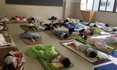 Hiệu trưởng khoe cảnh ngủ trưa kỳ lạ của học sinh tiểu học, phụ huynh tấm tắc khen