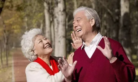 Về già, cuộc sống của người có và người không có bạn đồng hành khác biệt rõ rệt, bảo sao không nên sống một mình