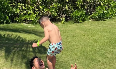 Tiểu thư Hà thành cùng chồng cầu thủ 1m87 đưa con trai đi biển, mẹ diện bikini đẹp nõn nà, bố khéo chăm con
