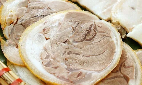 Luộc thịt chân giò hay bị thâm, miếng không đẹp, bếp trưởng nói: Phải làm thế này miếng nào cũng trắng thơm, thái đều tăm tắp