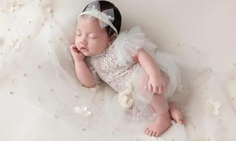 Con gái Hoa hậu Đặng Thu Thảo và chồng đại gia giờ xinh như thiên thần, đi mua sắm không cần nhìn giá