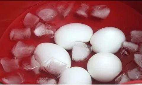 Luộc trứng đừng cho luôn vào nồi, nhớ làm điều này trước trứng sẽ cực dễ bóc vỏ mà còn không bị nứt