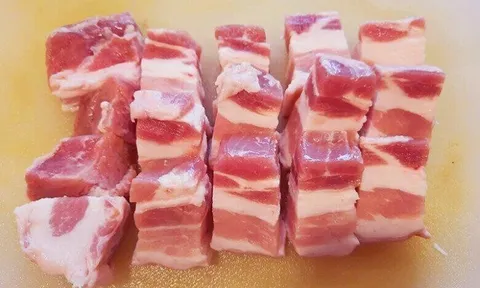 Kho thịt mãi mỡi biết, để thịt có màu đẹp, mềm tan khi cho vào miệng, núng nính thơm ngon nhớ phải làm điều này