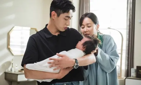 Ngày tôi tái hôn, bố mẹ chồng cũ lái xe sang đến dự, con gái tôi nói một câu khiến họ chết lặng