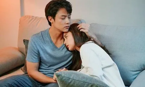 Vợ cứ đi tắm là tắt điện tối om, tôi nghi ngờ xông vào thì xót xa nhìn em quấn chặt khăn