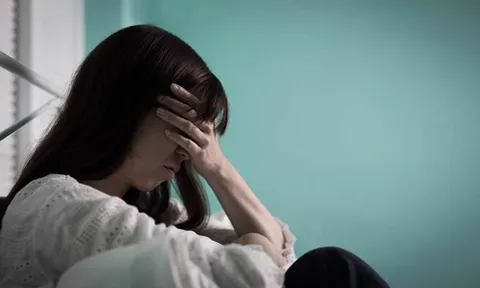 Nữ sinh 16 tuổi sinh con trong nhà vệ sinh, hé lộ 3 lần bị bố bạn cùng lớp xâm hại