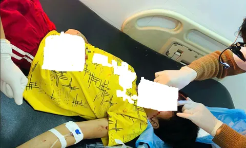 Nam sinh lớp 8 dập nát bàn tay vì điện thoại phát nổ khi đang sạc