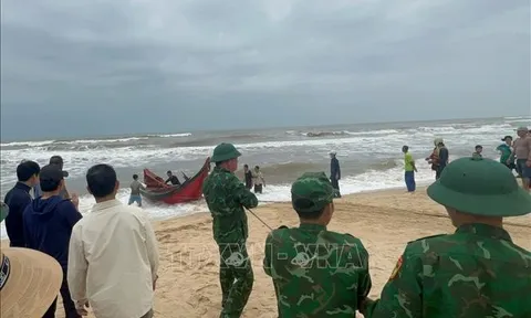 Kịp thời cứu hộ thuyền đánh cá và 3 ngư dân gặp nạn trên biển