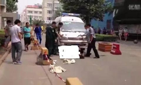 Nữ tài xế khỏa thân nằm chặn đầu xe cứu thương sau khi đâm một bé gái gây phẫn nộ