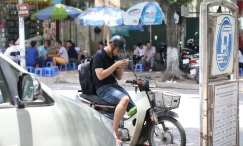 Dừng xe máy nghe điện thoại vẫn bị xử phạt đến 14 triệu đồng, trừ 10 điểm GPLX trong trường hợp này