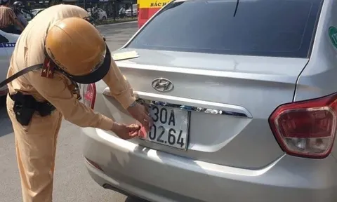 Lái xe ô tô làm điều này bị phạt ngay 26 triệu đồng, trừ 6 điểm GPLX, không cần lý do