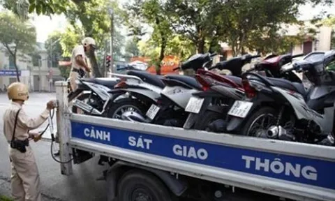Đi xe máy mà làm điều này, vừa bị phạt tiền, trừ điểm GPLX, lại tịch thu phương tiện ngay lập tức