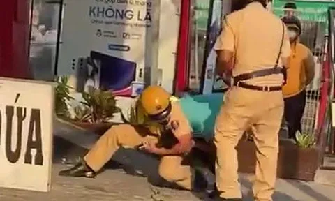 Tài xế xin lỗi cảnh sát giao thông vì đã giật biên bản vi phạm