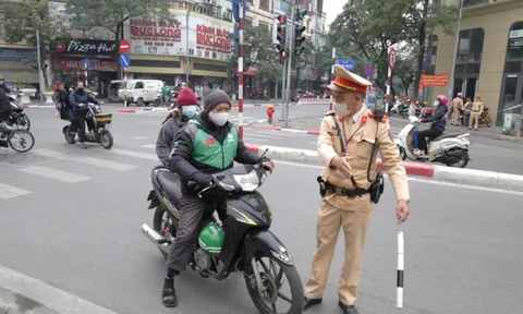 Bị cảnh sát giao thông dừng xe xử lý về lỗi không đội mũ bảo hiểm, tài xế xe ôm công nghệ nói lý do lãng xẹt