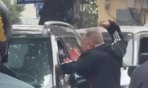 Hà Nội: Lại xuất hiện clip hành hung tài xế ô tô giữa phố đông người