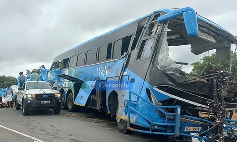 Đau lòng hiện trường xe buýt nát vụn khi đâm trực diện xe tải, 24 người thiệt mạng