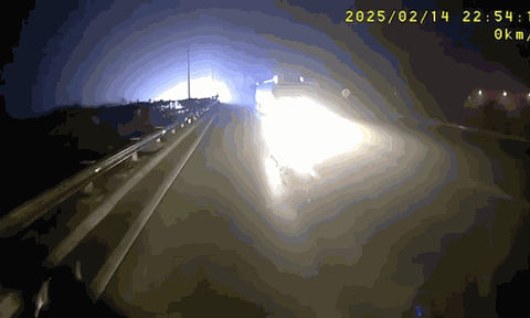 Clip: Tài xế xe khách đi ngược chiều cao tốc Nội Bài - Lào Cai bị phạt 35 triệu, trừ 10 điểm GPLX