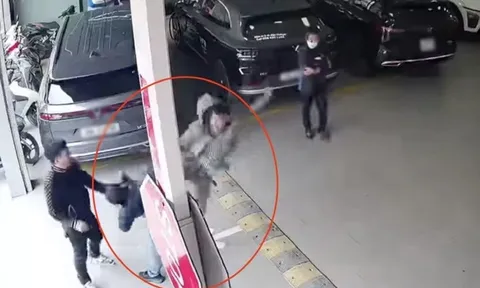 Tài xế gục ngã ôm đầu trong đau đớn sau cũ đá chí mạng của người đàn ông lạ