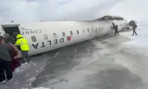 Khiếp vía khoảnh khắc máy bay lao xuống, lật ngửa ở đường băng, bốc cháy