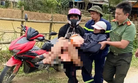 Nhóm cán bộ, chiến sĩ Công an Quảng Ngãi hỗ trợ sản phụ sinh con bên lề đường