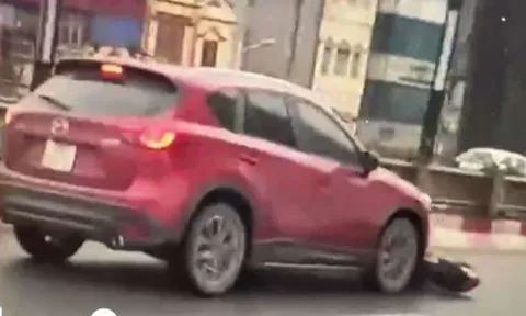 Clip: Khoảnh khắc ô tô Mazda kéo lê xe máy trên cầu Vĩnh Tuy, yêu cầu tài xế trình diện
