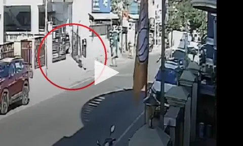 Clip: Thương tâm cảnh bé 7 tuổi tử vong trước mặt cha vì bị cánh cổng đổ đè lên người