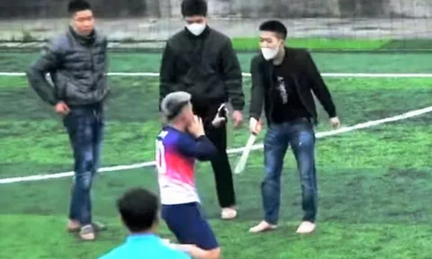 Xác minh danh tính nhóm thanh niên cầm kiếm vào sân bóng đe dọa người mặc áo cầu thủ