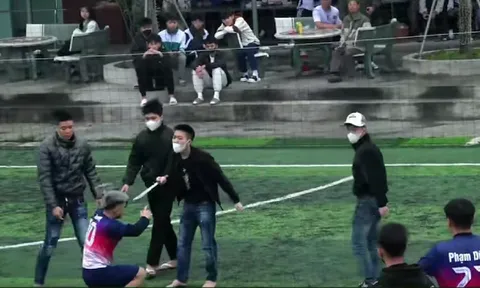 Vụ nam thanh niên quỳ gối xin lỗi giữa sân bóng ở Ninh Bình: Hé lộ mâu thuẫn tình địch