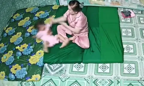 Bảo mẫu giật tóc, đè đầu bé 2 tuổi bị khởi tố