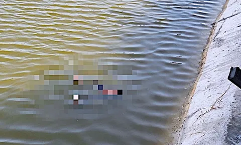 Phát hiện thi thể nổi trên hồ nước đang phân hủy, hiện trường kỳ quặc khó tin