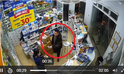 Clip: Người đàn ông tung chưởng với nhân viên bán thuốc ngay tại quầy, cái kết nhói lòng