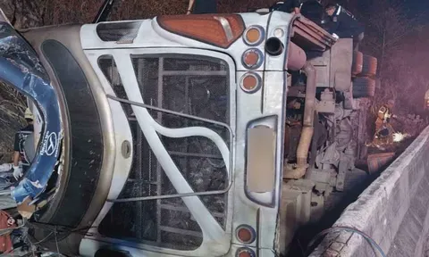 Hiện trường như địa ngục vụ xe khách cao cấp lật nhào khiến hơn 60 người thương vong