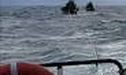 Đưa 11 ngư dân trên tàu cá bị trôi dạt vào bờ an toàn