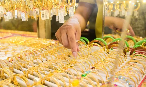 Giá vàng hôm nay 28/2/2025 giảm sâu "hun hút", mốc đỉnh "bay màu"