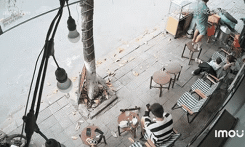 Xe máy "xé gió" lao lên vỉa hè, hướng thẳng về phía hai mẹ con đang ngồi, diễn biến sau đó khiến tất cả đều hú vía