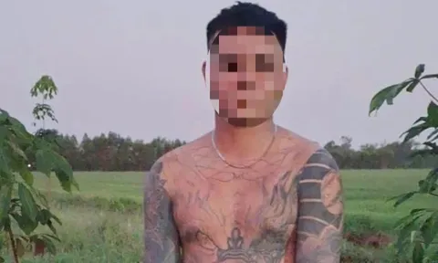 Bất ngờ lý do thanh niên xăm trổ, chỉ mặc quần lót bò sang Campuchia, miệng liên tục xin tha