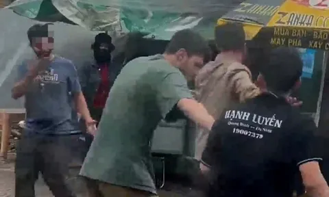 Clip: Nhân viên nhà xe Hạnh Luyến đánh nhau với "ông Tây" vì chuyện đi vệ sinh