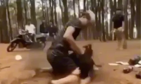 Nữ sinh lớp 7 bị đánh hội đồng chấn động não, cuộc gọi điện với anh trai hé lộ tình tiết đau xót