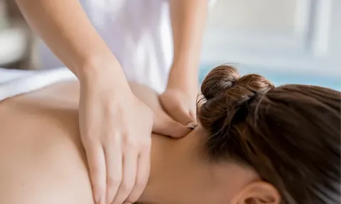 Một phụ nữ nhập viện sau khi đi massage cổ, nguyên nhân khiến nhiều người phải giật mình xem lại bản thân