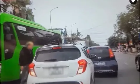 Clip: Thanh niên tóc vàng hoe chặn đầu xe hành hung tài xế giữa phố Kiến An, Hải phòng