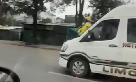 Tạm giữ người điều khiển xe Limousine hất một tài xế xe ôm lên nắp capo