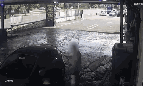 Cha đâm thẳng xe vào con trai với động cơ đầy bí ẩn