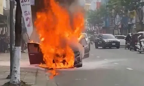 Chevrolet 4 chỗ bốc cháy ngùn ngụt sau 3 lần đề nổ, hai vợ chồng tá hỏa nhìn tài sản bị thiêu rụi