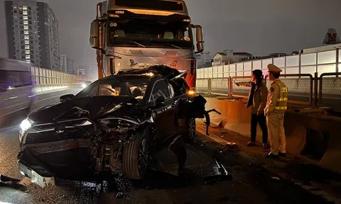 Hiện trường ô tô bẹp rúm sau tai nạn liên hoàn trên vành đai 3, Hà Nội